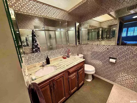 Bath - 10 Rye Ct, Macomb, IL 61455 photo 2 of 4