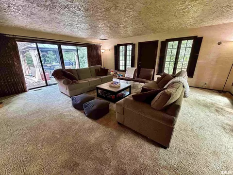 Living - 10 Rye Ct, Macomb, IL 61455 photo 2 of 3