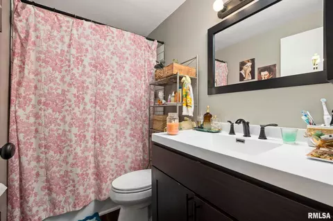 Bath - 601 Devonshire Rd, Washington, IL 61571 photo 1 of 1