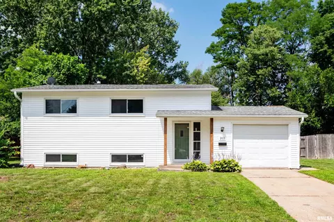 203 Arrow St, Pekin, IL 61554