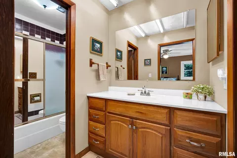Bath - 1545 County Road 800 N Rd, Eureka, IL 61530 photo 2 of 6