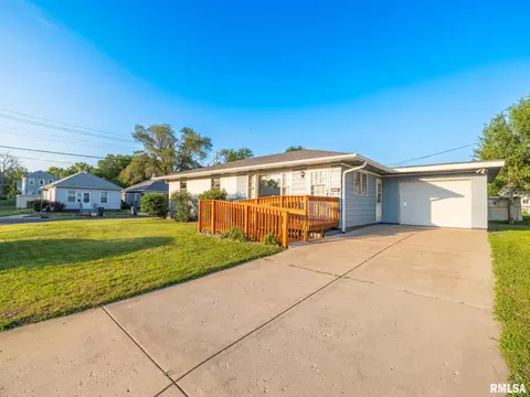 104 N 12th St, Pekin, IL 61554
