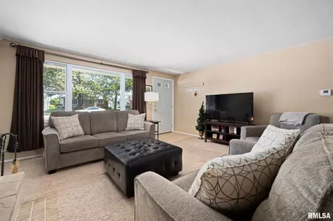 Living - 202 Devonshire Rd, Washington, IL 61571 photo 1 of 2