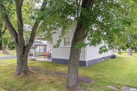 Exterior - 1516 W Maple St, Herrin, IL 62948 photo 3 of 4