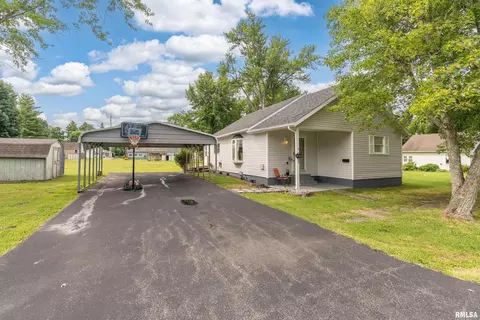 Exterior - 1516 W Maple St, Herrin, IL 62948 photo 1 of 4