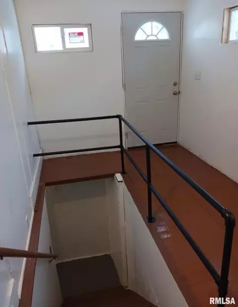 Entry Way - 564 S Main St, Canton, IL 61520 photo 1 of 2