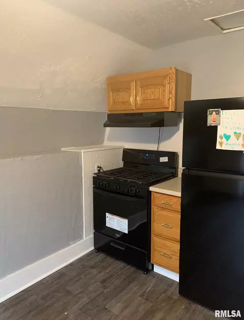 Kitchen - 564 S Main St, Canton, IL 61520 photo 5 of 5
