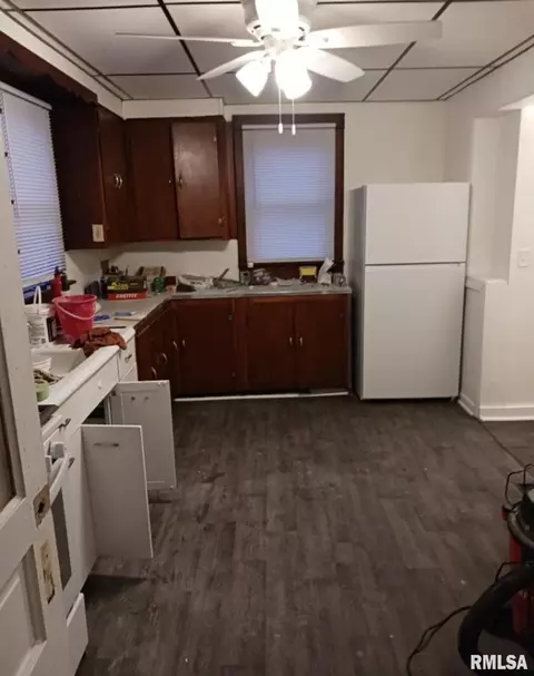 Kitchen - 564 S Main St, Canton, IL 61520 photo 2 of 5