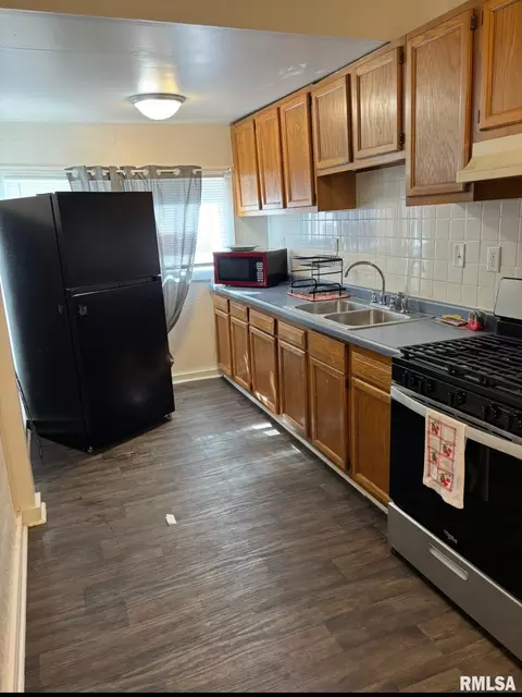 Kitchen - 564 S Main St, Canton, IL 61520 photo 4 of 5