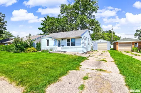 1412 N 11th St, Pekin, IL 61554