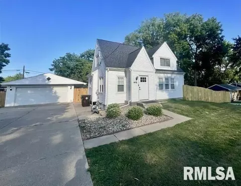 912 S Stewart St, Creve Coeur, IL 61610