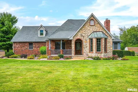 4237 Sheridan Rd, Pekin, IL 61554