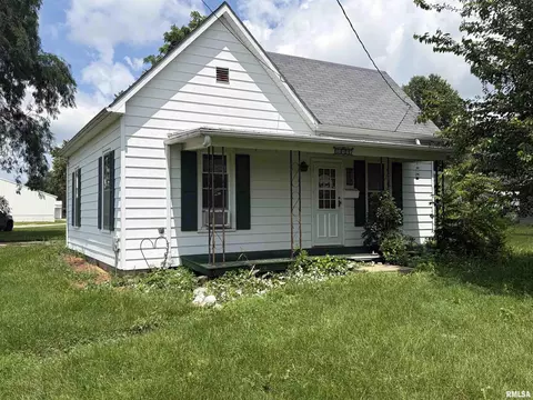 449 W Fort St, Farmington, IL 61531