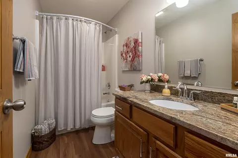 Bath - 2000 Emily Ln, Marion, IL 62959 photo 5 of 5