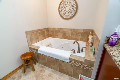 Bath - 2000 Emily Ln, Marion, IL 62959 photo 3 of 5