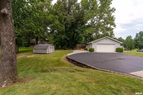 Exterior - 2000 Emily Ln, Marion, IL 62959 photo 14 of 18