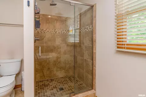 Bath - 2000 Emily Ln, Marion, IL 62959 photo 2 of 5