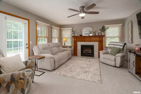 Living - 2000 Emily Ln, Marion, IL 62959 photo 2 of 2