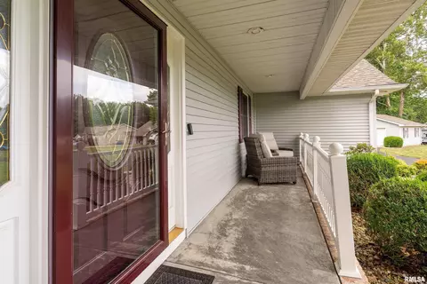 Exterior - 2000 Emily Ln, Marion, IL 62959 photo 6 of 18