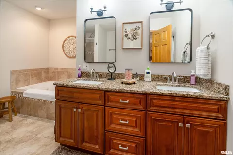 Bath - 2000 Emily Ln, Marion, IL 62959 photo 1 of 5