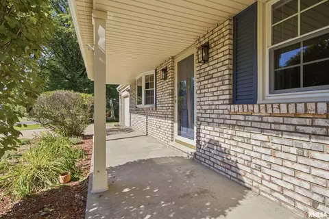 Exterior - 513 Meadow Dr, Macomb, IL 61455 photo 2 of 9