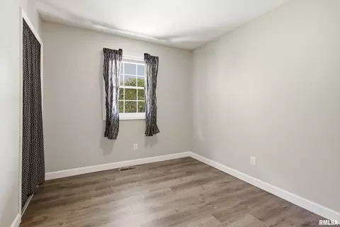 Bedroom - 513 Meadow Dr, Macomb, IL 61455 photo 5 of 6