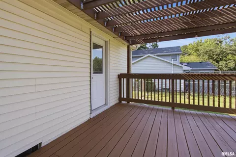 Exterior - 513 Meadow Dr, Macomb, IL 61455 photo 4 of 9