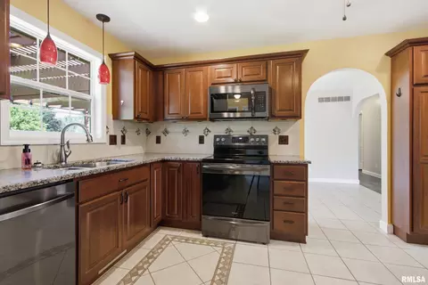 Kitchen - 513 Meadow Dr, Macomb, IL 61455 photo 2 of 5