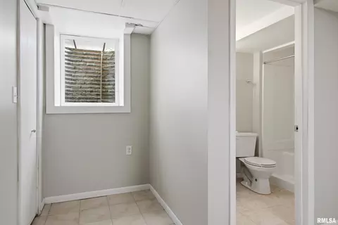Bath - 513 Meadow Dr, Macomb, IL 61455 photo 3 of 4