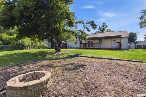 Exterior - 513 Meadow Dr, Macomb, IL 61455 photo 9 of 9