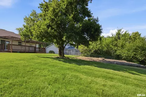 Exterior - 513 Meadow Dr, Macomb, IL 61455 photo 8 of 9