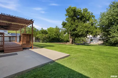 Exterior - 513 Meadow Dr, Macomb, IL 61455 photo 5 of 9