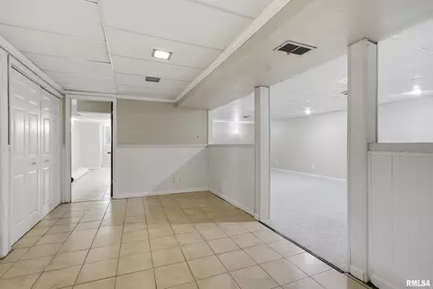 Entry Way - 513 Meadow Dr, Macomb, IL 61455 photo 2 of 2
