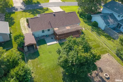 View/Area - 513 Meadow Dr, Macomb, IL 61455 photo 1 of 7