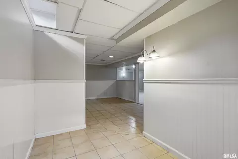 Entry Way - 513 Meadow Dr, Macomb, IL 61455 photo 1 of 2