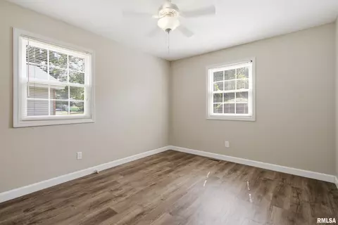 Bedroom - 513 Meadow Dr, Macomb, IL 61455 photo 4 of 6
