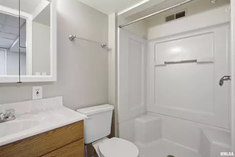 Bath - 513 Meadow Dr, Macomb, IL 61455 photo 4 of 4