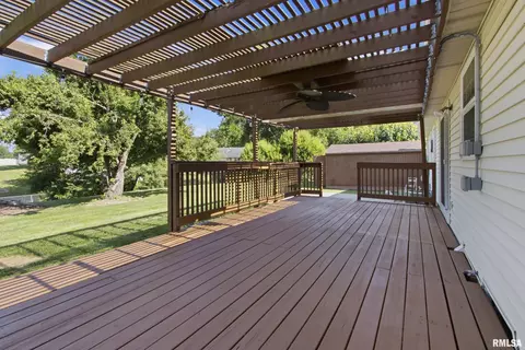 Exterior - 513 Meadow Dr, Macomb, IL 61455 photo 7 of 9