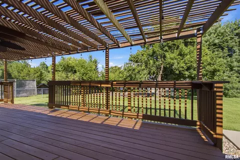 Exterior - 513 Meadow Dr, Macomb, IL 61455 photo 6 of 9