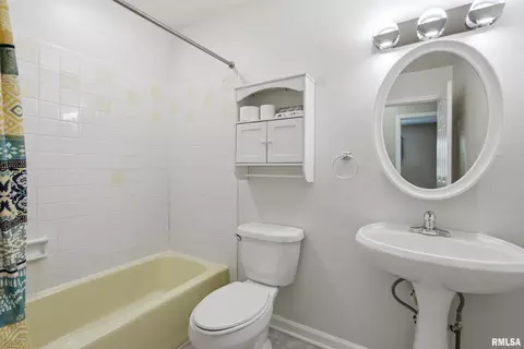 Bath - 513 Meadow Dr, Macomb, IL 61455 photo 2 of 4