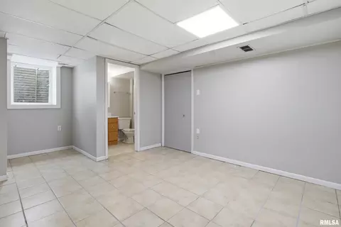 Bedroom - 513 Meadow Dr, Macomb, IL 61455 photo 6 of 6