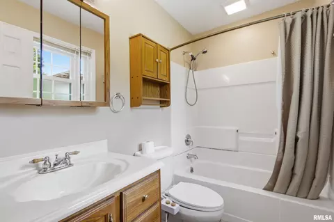 Bath - 513 Meadow Dr, Macomb, IL 61455 photo 1 of 4