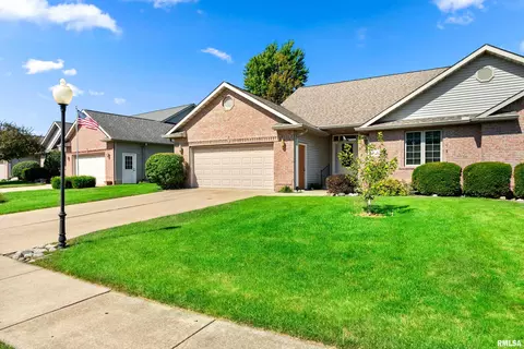 111 Hickory Ln, Pekin, IL 61554