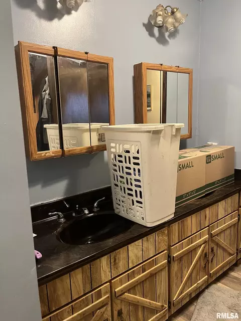 Bath - 704 Briddick St, Eldorado, IL 62930 photo 1 of 1