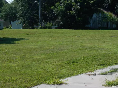 301 S Johnson St, Macomb, IL 61455 photo 2
