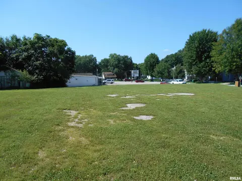 301 S Johnson St, Macomb, IL 61455 photo 3