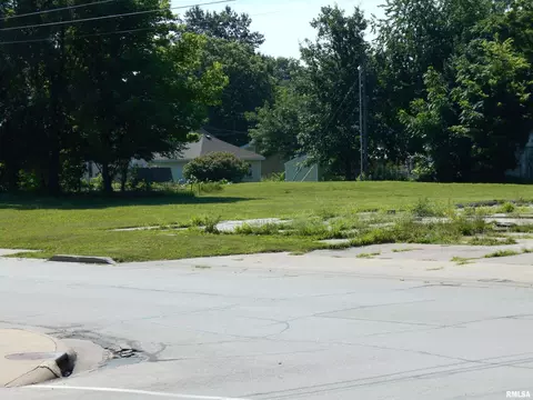 301 S Johnson St, Macomb, IL 61455 photo 6