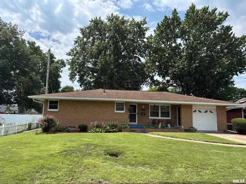 402 Sheridan Rd, Pekin, IL 61554