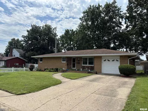 402 Sheridan Rd, Pekin, IL 61554