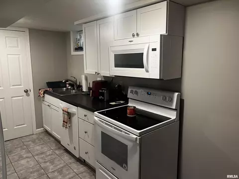 Kitchen - 505 12 Bowles Dr, Normal, IL 61761 photo 2 of 3